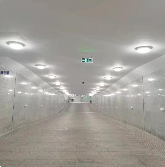 nouvelle lampe à LED remplacer dans le tunnel