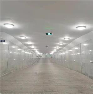 neue LED-Lampe im Tunnel ersetzen