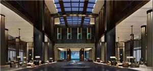 تحل إضاءة قاد الجديدة محل المصباح القديم للفندق