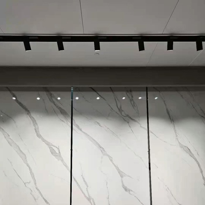 Lampe LED dans un centre commercial en céramique