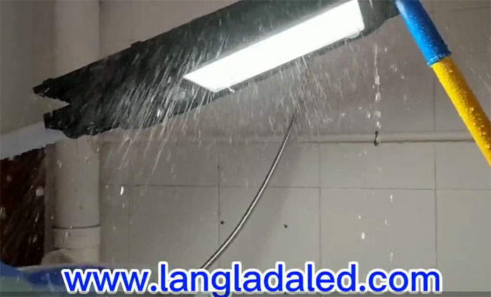 Wasserdichte Prüfung der LED-Solarlampe im Freien