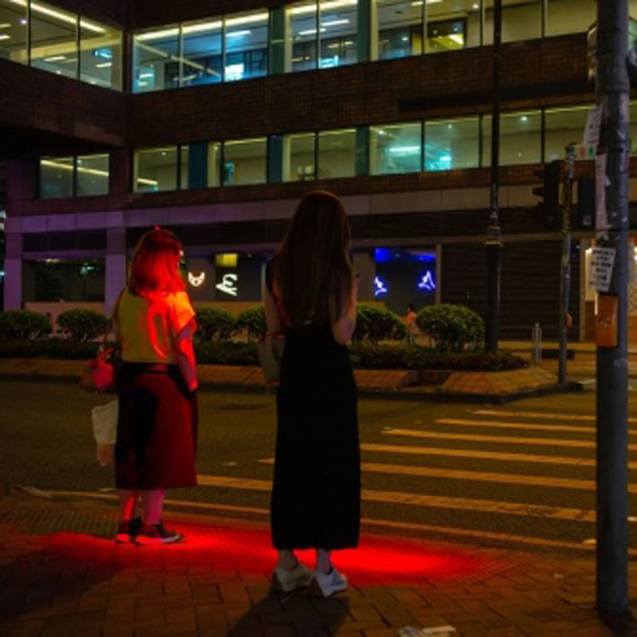 Langlada: sul marciapiede sono installate luci rosse a LED per ricordare alle persone che chinano la testa di fermarsi