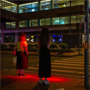 Langlada: Auf dem Bürgersteig sind rote LED-Leuchten installiert, um Menschen, die den Kopf neigen, daran zu erinnern, anzuhalten