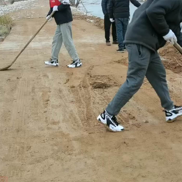 Langlada LED factory arrange snow and mud cleaning, make safety for traveling