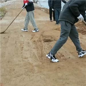 Die Langlada LED-Fabrik arrangiert die Schnee- und Schlammreinigung und sorgt für Sicherheit auf Reisen