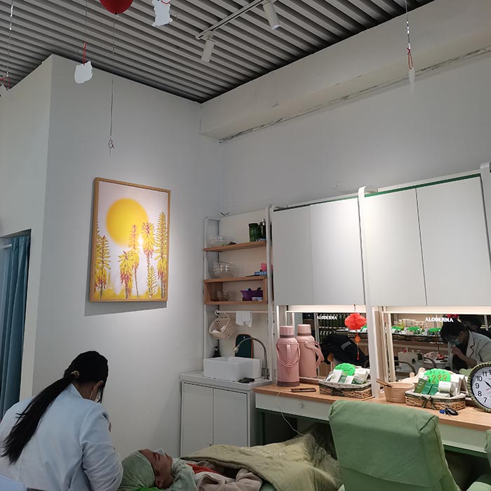 Langlada: How LED strong and weak lighting design for beauty salon