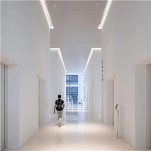 Lineare und transparente Geb?udebeleuchtung für die VIP-Zentrale