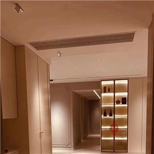 Finden Sie im hei?en Sommer Ruhe in der Zimmerecke