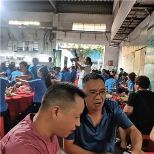 Abendessen der Fabrikgemeinschaft