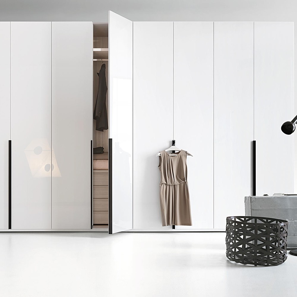 خزانة ملابس مفردة بيضاء ضيقة بمرآة مع أدراج
