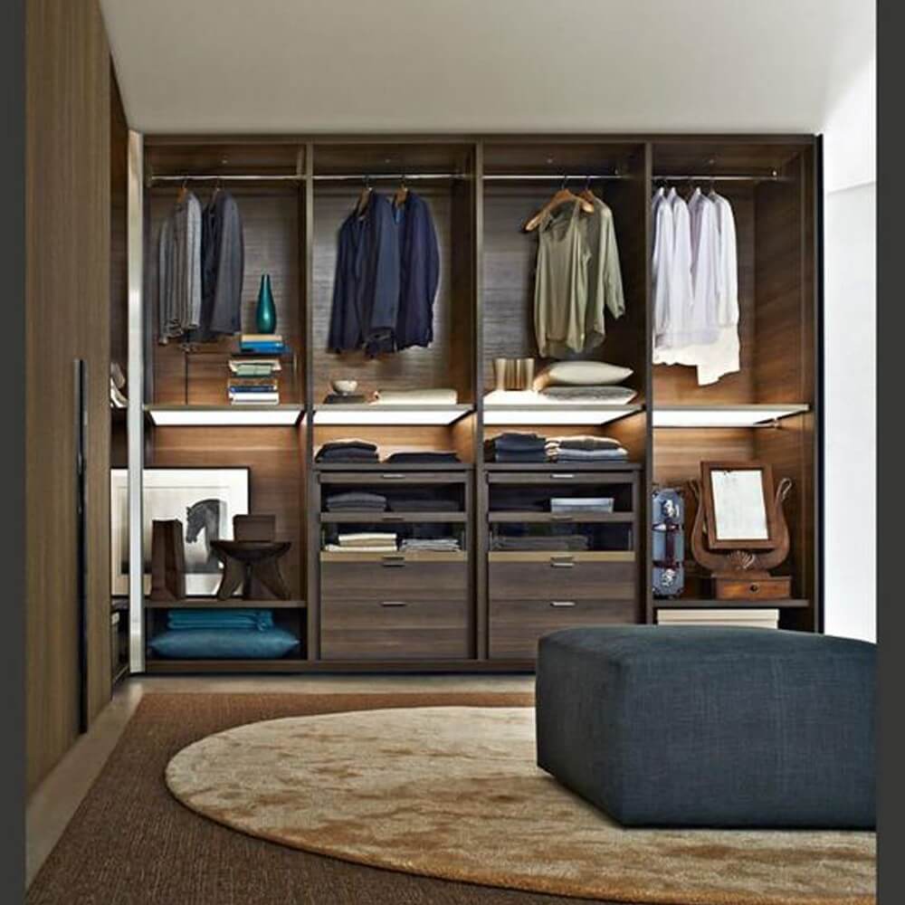 Kleiner, schmaler Schlafzimmer-Kleiderschrank mit Einzelbett