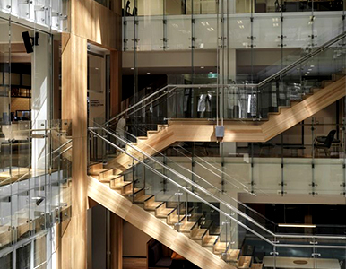 هل أنظمة درابزين الزجاج آمنة？