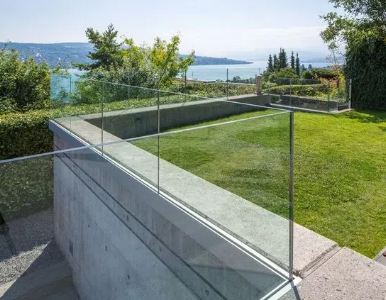 ما هو نوع الزجاج المستخدم للسور؟