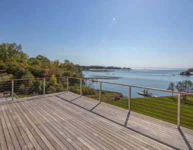 ما هو الدرابزين الأفضل للأماكن الخارجية؟ درابزين زجاجي مقابل درابزين كابل