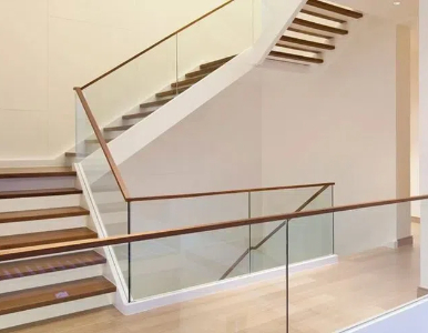 هل تتطلب الدرابزين الزجاجي سكة علوية؟