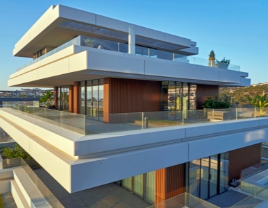 اعتبارات السلامة الخاصة بالدرابزينات الزجاجية في التطبيقات السكنية والتجارية