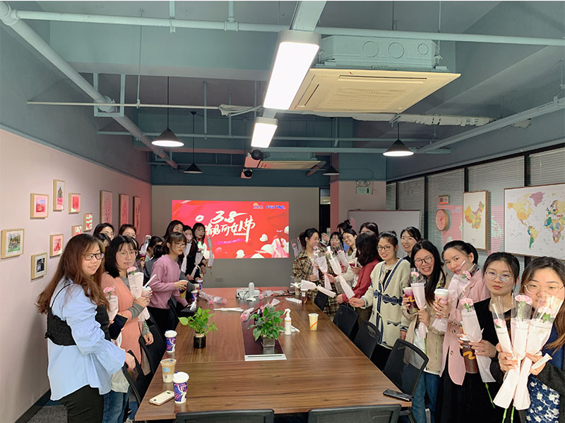 飞挺祝各位女神们，节日快乐！