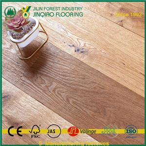 手で削られたブラシをかけられた自然な油を塗られた素朴な堅木張りの床