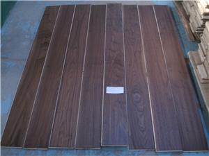 Pavimento classico in legno massello di noce americano ingegnerizzato