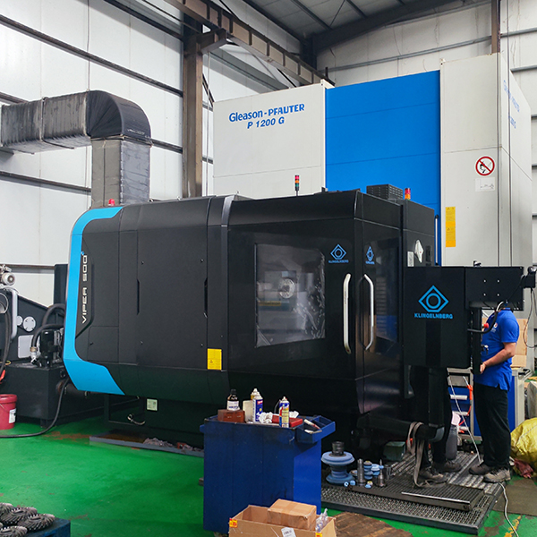 يتم تصنيع حلقة تعديل الكسارة المخروطية ووعاء الكسارة المخروطية بالقطع والتعبئة والشحن في ورشة عمل شيلونج.