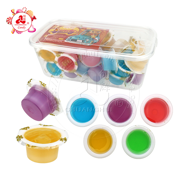 Tasses de confiture de fruits colorés sirop de bonbons liquides dans la boîte