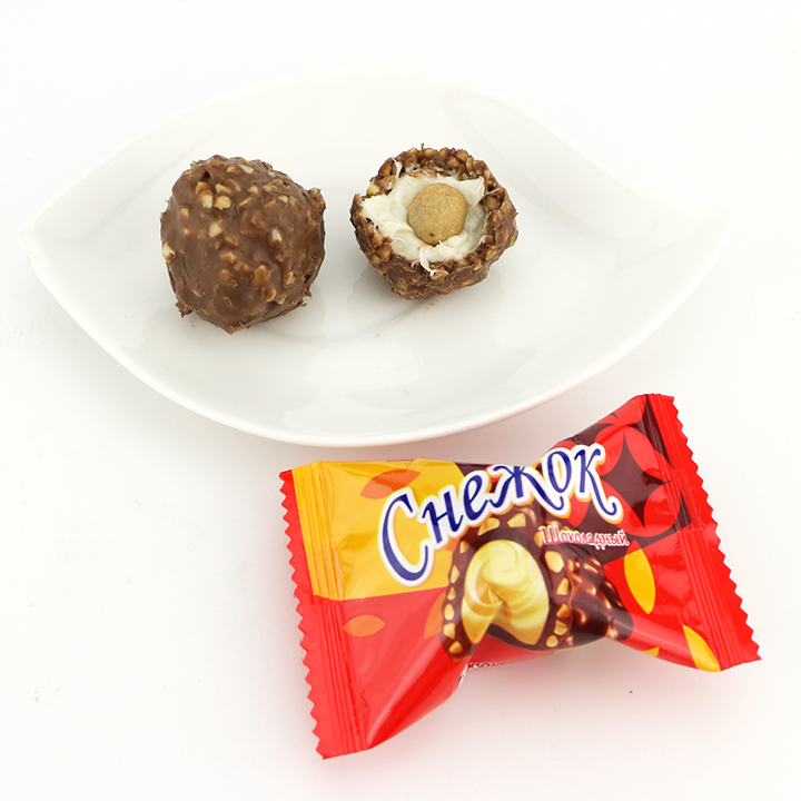 Black chocolate and peanut chips coating wafer ball nut and white chocolate cream filling crisp cookie ball CH-D097