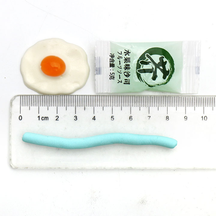 Noodle shaped marshmallow strips with fried egg shaped soft gummy candy and jam CH-M184