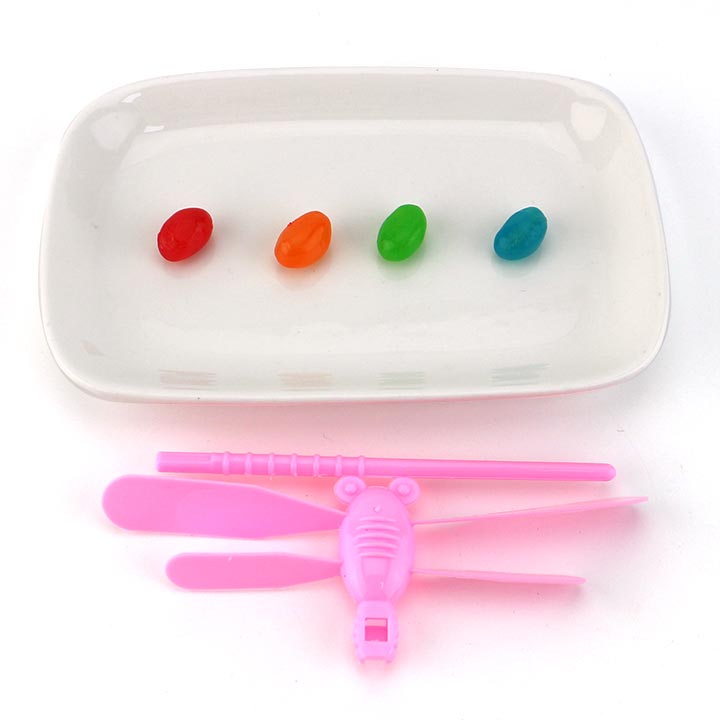 Manual rotating bamboo dragonfly flying toy candy with jelly bean candy CH-T1429