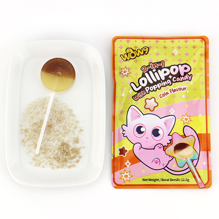 2026 Cola and strawberry flavor 2-in-1 Round Flat Shaped Hard Lollipop with Popping Candy in Bag CH-B393