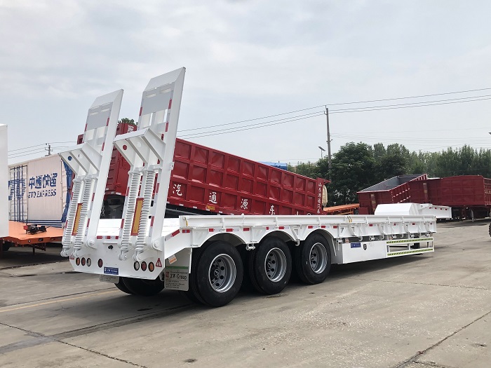 Camión de plataforma baja usado con equipo Lowboy