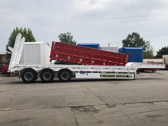 Camión de plataforma baja usado con equipo Lowboy