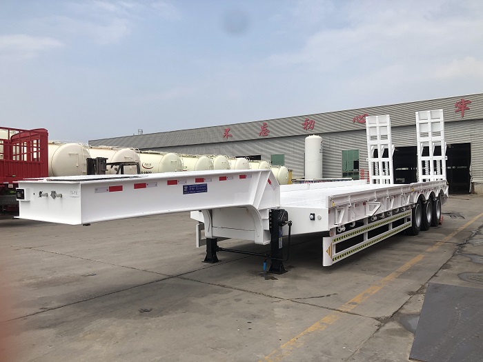 Camión de plataforma baja usado con equipo Lowboy