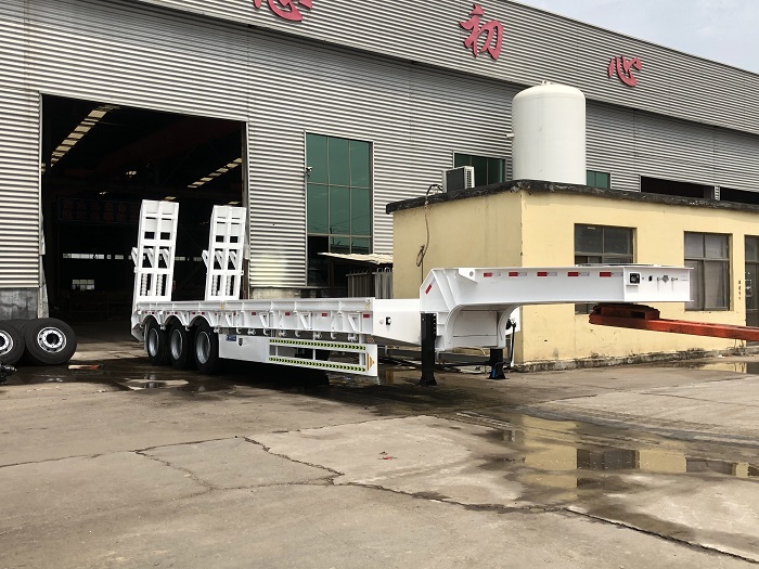 Camión de plataforma baja usado con equipo Lowboy