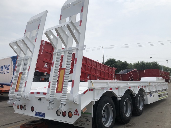 Camión de plataforma baja usado con equipo Lowboy