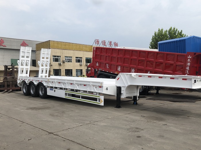 Camión de plataforma baja usado con equipo Lowboy