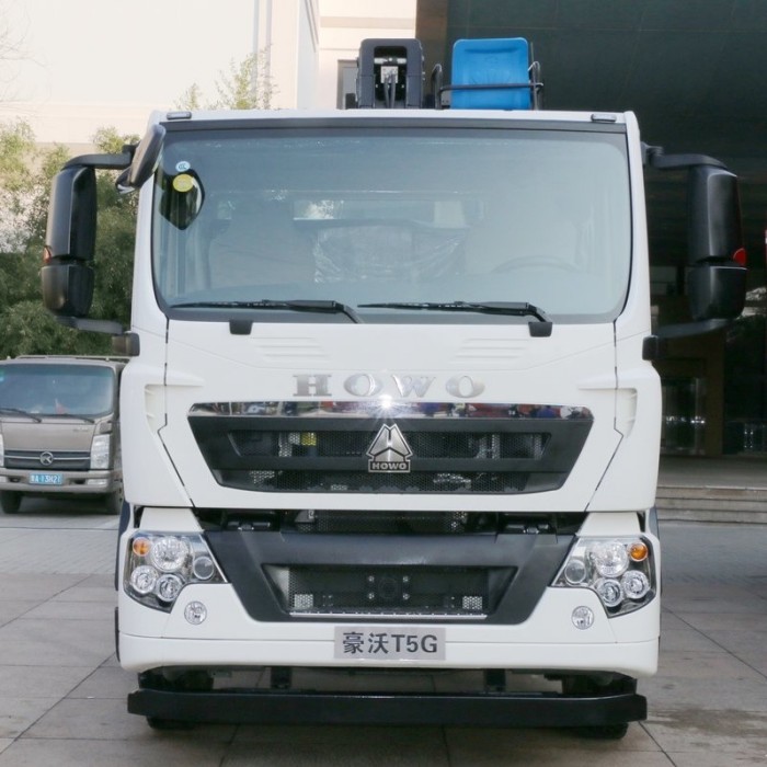 6X4 HOWO All Wheel Drive Off Road Truck Mounted Crane