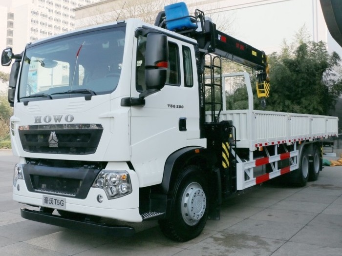 6X4 HOWO All Wheel Drive Off Road Truck Mounted Crane