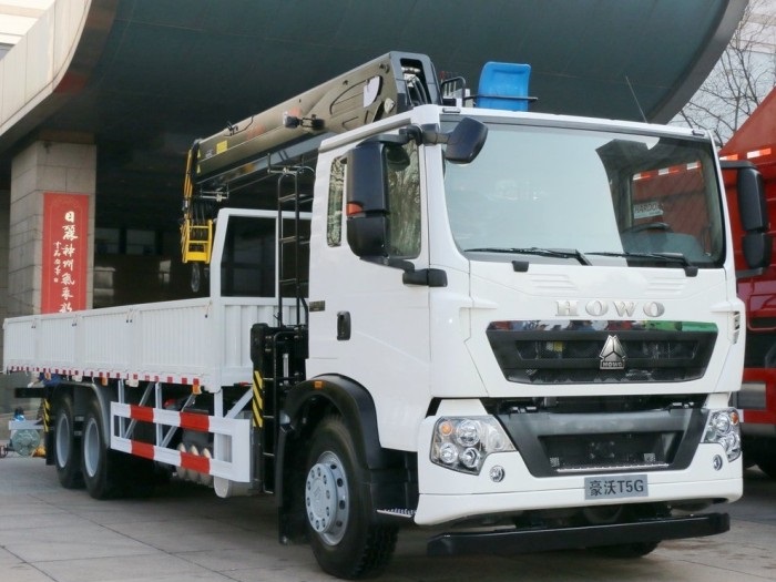 6X4 HOWO All Wheel Drive Off Road Truck Mounted Crane