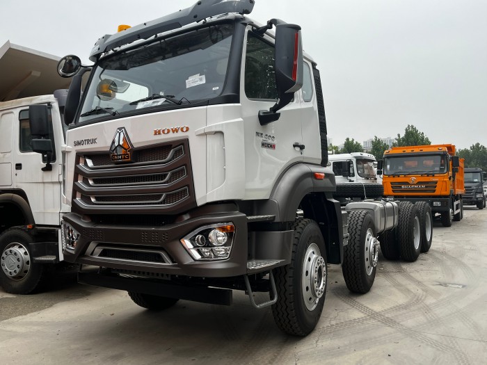 Heavy Duty HOWO NX 400HP 8×4 Tractor Truck