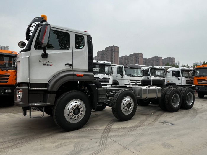 Heavy Duty HOWO NX 400HP 8×4 Tractor Truck