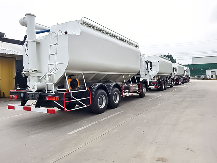Howo 30m³ Feed Transport Trucks