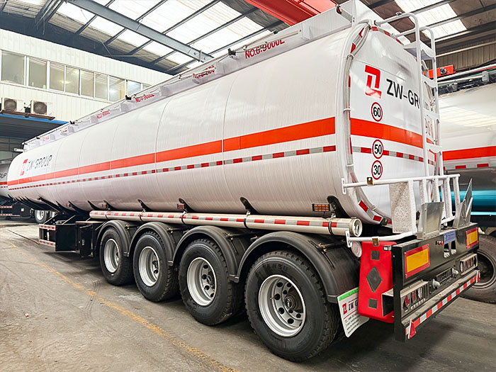 Remolque cisterna de combustible de tres ejes