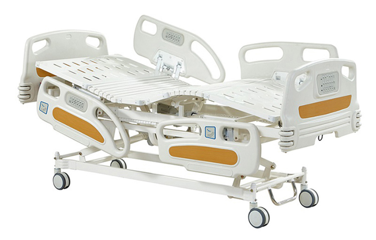 سرير مستشفى مع لوحة تحكم مدمجة