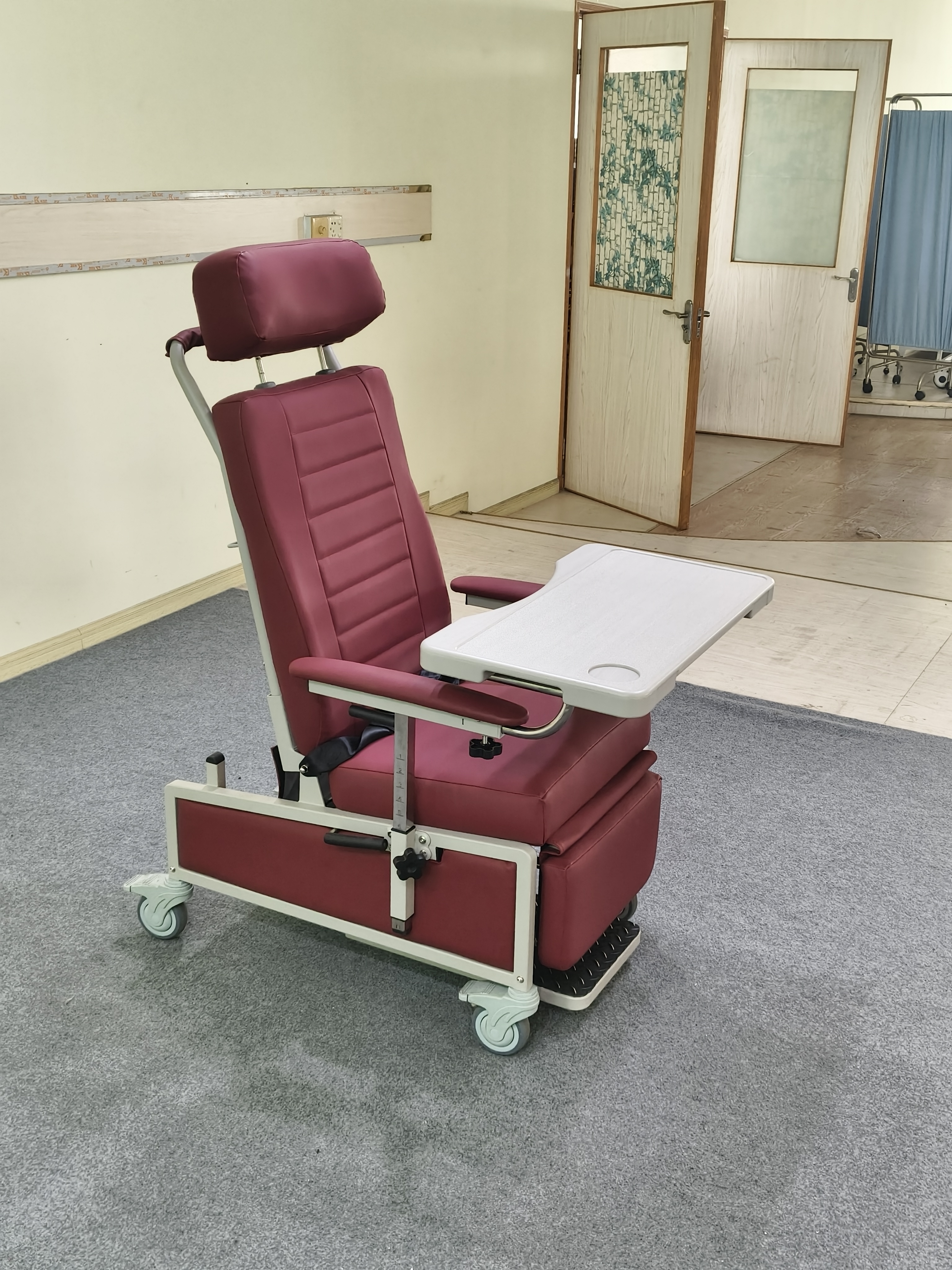 多功能病人转移躺椅,带前置桌和脚轮,通过CE和ISO认证