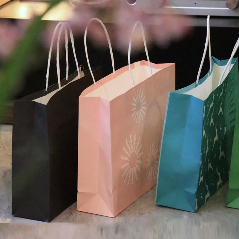 التسوق والبضائع والحفلات وأكياس الهدايا