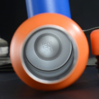 Bottiglia d'acqua isolata con boccetta dal nuovo design con logo