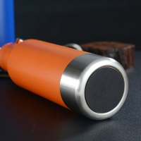 Bottiglia d'acqua isolata con boccetta dal nuovo design con logo