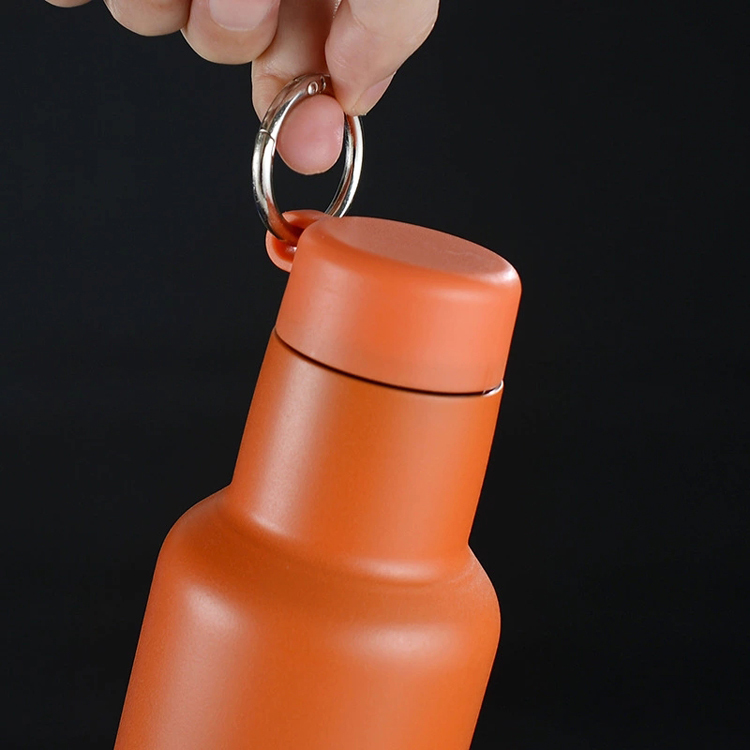 Bottiglia d'acqua isolata con boccetta dal nuovo design con logo