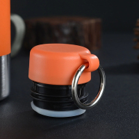 Bottiglia d'acqua isolata con boccetta dal nuovo design con logo