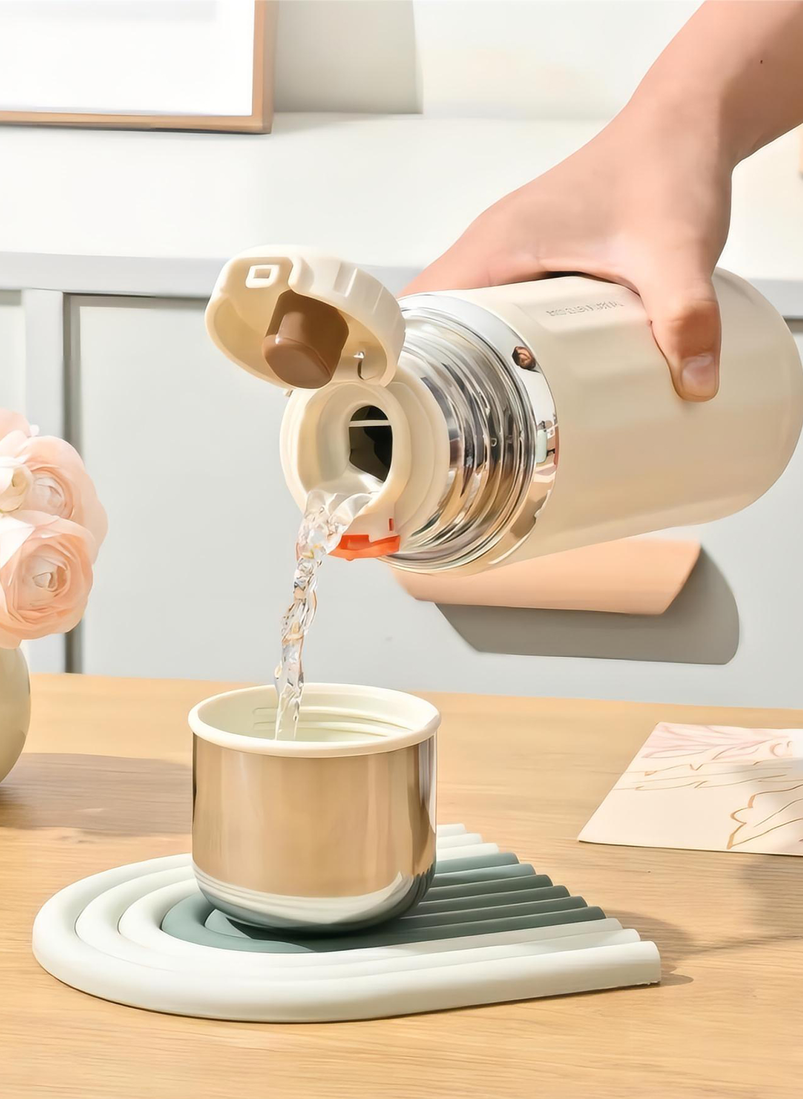 Large capacity insulated water cup